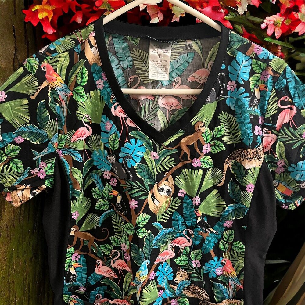 Cherokee‎ Scrub Top Sloth SIZE SMALL tropical flamingo monkey rainforest green - Picture 2 of 5